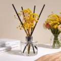 Juego de difusor de aromas con flores secas amarillas y varillas de ratán negro para hogar. - Pera inglesa y almizcle blanco