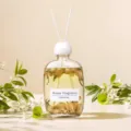 Raumduft Reed Diffuser mit schwimmenden Blumen im Glasflakon, perfekte Dekoration fürs Schlafzimmer. - Eleganter Jasmin