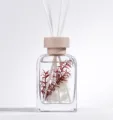 Hermoso difusor de aromas para el hogar con plantas rojas, botella de vidrio de 110ml. - Rosa de Tierra de Nadie