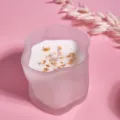 Bougie parfumee en cire de soja avec fleurs sechees design de verre tordu rose piece - Osmanthus / 130.00g