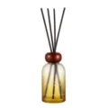 Bernsteinfarbener, mattierter Glas-Raumdiffusor mit Holzkappe und schwarzen Stäbchen. - Samtige Rose / 250ML