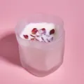 Bougie parfumee en verre de givre irregulier avec des petales de fleurs pour la maison. - Oud Rose / 130.00g