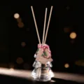Weihnachtsbaum Glas-Diffusor Flasche Nahaufnahme mit Stäbchen und Etikett für Deko. - 100ml / Zeder