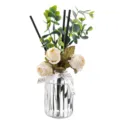 Glas-Aroma-Diffusor-Flasche mit künstlichen Rosen, Eukalyptusblättern und schwarzen Stäbchen. - Weiße Rose