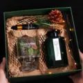 Pinien Moos Aromatherapie Geschenkset mit Raumdiffusor, Glasflasche und natürlichen Dekoelementen. - „Moos in Pinien“ Waldduft-Geschenkset
