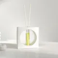 Vue rapprochée d'un diffuseur géométrique créatif avec huile essentielle jaune en tube - Ornement Blanc Carré / Sans Huile Essentielle
