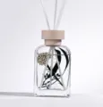 Difusor de aromas variante con botella de vidrio, tapa de madera y decoración, 100ml. - Pera Inglesa y Fresia