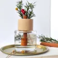 Aromatherapie Diffusor Flasche mit Zimtstangen und Trockenblumen fuer die Heimdekoration - Glockenblume & Weißer Jasmin