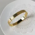 Eleganter 8mm goldener Edelstahl-Armreif mit geripptem Design und Hochglanz-Finish - Gold