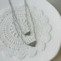 Elegante doppellagige Halskette aus silbernem Edelstahl mit CZ-Dreiecksanhängern - Doppelschichtiges Dreieck-Stil / Stahlfarben