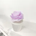 Nordisch minimalistische weiße Keramikvase mit lila Kunstblume Aromatherapie Tischdekor - Veilchen (Hellviolette Blüten) / Keramik-Geschenkset mit 50 ml ätherischem Öl