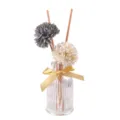 Duftdiffusor Glasflaschen-Set mit grauen und weißen Kunstblumen und goldenem Schleifenband. - Meersalz Salbei (Graublaue Blume)