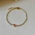 Goldenes Krallenkettenarmband mit funkelnden Strasssteinen und rosa Herzkristall - Rosa Herz Stil