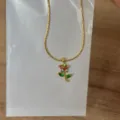 Vergoldete Edelstahl-Tulpenhalskette mit bunten Steinen und grünen Blättern Motiv - Mehrfarbige Zirkonia Blumenkette