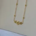 Elegante vergoldete Halskette aus Edelstahl mit drei verbundenen Blumenanhängern. - Drei hohle Blumen
