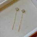 Elegante 18K vergoldete vierblättrige Blumen-Ohrfäden aus Edelstahl mit klaren Steinen - Vierblättrige Blume Ohrlinie / Weiß