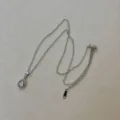 Elegante silberne Edelstahlkette mit einem funkelnden Kristallanhänger in Tropfenform - Wassertropfen-Halskette / Silber