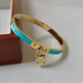 Eleganter Armreif aus vergoldetem Edelstahl mit Türkis-Emaille und Schloss - Kiefernblau