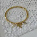 Eleganter 18K vergoldeter Edelstahl-Bambus-Armreif mit Perlen- und Schleifenanhänger - Schleife Perle Hängestil / Gold