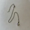 Elegante silberfarbene Edelstahlkette mit einem funkelnden Herz-Zirkonia-Anhänger - Herz Zirkonia Halskette / Silber