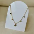 Elegante vergoldete Tulpenhalskette mit grünen Blättern und kleinen Goldperlen. - Rosa Tulpen Halskette