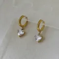 Elegante Creolen aus vergoldetem Edelstahl mit herzförmigen klaren Zirkonia-Anhängern - Herz Zirkonia Creolen / Gold