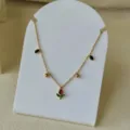 Elegante vergoldete Edelstahl Tulpenhalskette mit roter Knospe und grünen Blattanhängern - Rote Tulpen Halskette