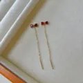 Elegante vergoldete Edelstahl-Ohrfäden mit einem roten Kristallbogen-Designanhänger - Schleife Ohrfaden / Dunkelrot