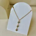 Goldene Halskette aus Edelstahl mit drei rosa Tulpenknospen und grünen Blättern. - Dreifache Rosa Tulpen Anhängerkette