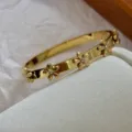 Eleganter 18 Karat vergoldeter Armreif mit funkelnden Gänseblümchen, hochwertige Qualität - Gänseblümchen Armreif / Gold