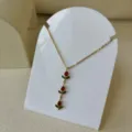 Elegante goldene Edelstahl Tulpen-Halskette mit roten Blumen und grünen Blättern. - Dreifache Rote Tulpen Anhängerkette