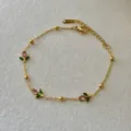 Eleganter goldener Edelstahl-Tulpenarmband mit rosa Anhängern und grünen Blättern - Rosa Tulpenarmband