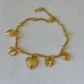 18k vergoldetes Edelstahlarmband mit Herz- und Schleifenanhängern - Herz Schleife Stil / Gold