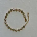 Elegantes goldenes Edelstahlarmband mit kreisförmigen klaren Zirkonia-Steinen. - Runder Strass / Weiß
