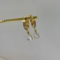 Minimalistische goldene Huggie-Creolen aus Titanstahl mit Zirkonia-Tropfen - Creolen / Transparent Tropfenform