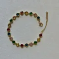 Eleganter Armband aus Gold-Titanstahl mit bunten runden Edelsteinen und Karabinerverschluss - Runder Strass / bunt
