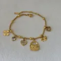 18 Karat vergoldetes Edelstahl-Charm-Armband mit Kleeblatt, Herz und Schleifenanhänger - Taschenherz-Stil / Gold