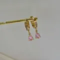 Elegante goldene Creolen aus Edelstahl mit rosafarbenen Zirkonia-Tropfenanhängern - Creolen / Hellrosa Wassertropfen