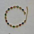 Buntes Armband mit birnenförmigen Zirkonia-Steinen aus vergoldetem Edelstahlband - Tropfenförmiger Strassstein / bunt