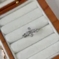Verstellbarer versilberter Ring mit gedrehtem Band und Zirkon-besetzter vierblättriger Blume - Wickel-Kleeblatt-Stil (7#) / Einstellbar / Silber