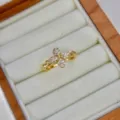 Eleganter vergoldeter verstellbarer Kleeblatt-Ring mit funkelnden Zirkonia-Steinen - Wickel-Kleeblatt-Stil (7#) / Einstellbar / 18K-Gold