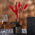 Aromatherapie Raumdiffusor Set mit schwarzer Glasflasche und roten Blumen für Duft zu Hause - Rose of No Man's Land (Blumig) - Roter Fuchsschwanz