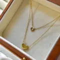 Elegante doppellagige goldfarbene Halskette mit Herz und rundem Zirkonia Anhänger - Doppellagige Herz-Halskette / Gold