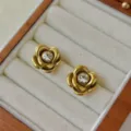 Elegante vergoldete Kamelien-Ohrstecker mit Zirkonia-Zentrum in einer Schmuckschatulle - 15mm Kamelie Stil / Gold