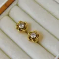 Elegante vergoldete Edelstahl-Kamelien-Ohrstecker mit funkelndem Zirkonia-Mittelpunkt - 10mm Kamelie Stil / Gold