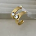 Elegante goldene Edelstahl-C-Creolen mit Streifenmuster und ovalem Kristallstecker - Gold Gestreifter Weißer Strass C-Creolen-Stil / Gold