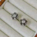 Elegante Ohrstecker aus Edelstahl in Kamelienform mit funkelnden Zirkonia-Steinen - 10mm Kamelie Stil / Silber