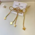 Elegante 18k vergoldete Edelstahl-Schleifenohrringe mit kleinen Blumenanhängern - Runde Schlangenkette Schleifenohrringe / Gold