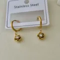 Elegante goldene Kamelienblüten-Hoop-Ohrringe aus Edelstahl mit funkelndem Kristall - 8mm Kamelie Creolen / Gold