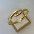 18K vergoldeter Edelstahlwellen-Armreif mit einem funkelnden zentralen Zirkonstein - Augen-Armreif Gold / 60mm Innendurchmesser